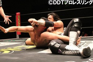 sasaki-taps-higuchi